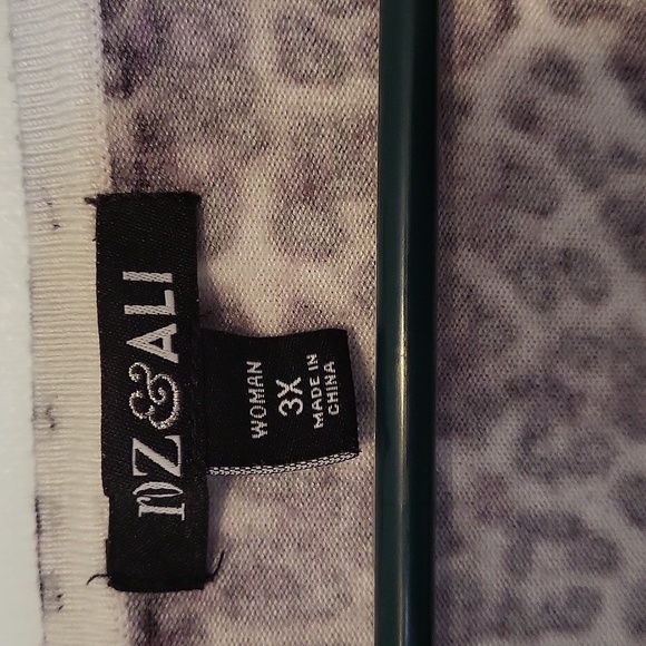 Roz & Ali v-neck purple and white leopard print sweater 3X - Picture 3 of 6